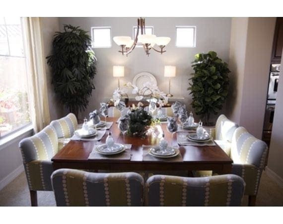 How to Decorate and Paint a Dining Room thumbnail